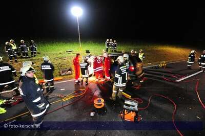 Pkw gegen Lkw - Feuerwehr rettet Schwerverletzten foto-kerschi_unfall_feuerwehr_rettet_schwerverletzten20.jpg