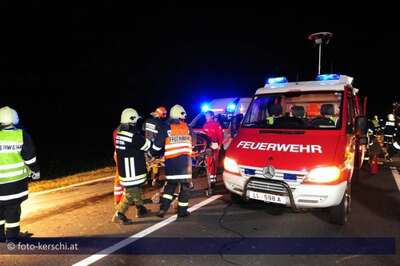 Pkw gegen Lkw - Feuerwehr rettet Schwerverletzten foto-kerschi_unfall_feuerwehr_rettet_schwerverletzten28.jpg