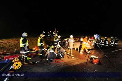 Pkw gegen Lkw - Feuerwehr rettet Schwerverletzten foto-kerschi_unfall_feuerwehr_rettet_schwerverletzten4.jpg