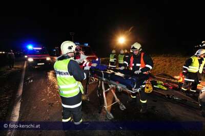 Pkw gegen Lkw - Feuerwehr rettet Schwerverletzten foto-kerschi_unfall_feuerwehr_rettet_schwerverletzten5.jpg