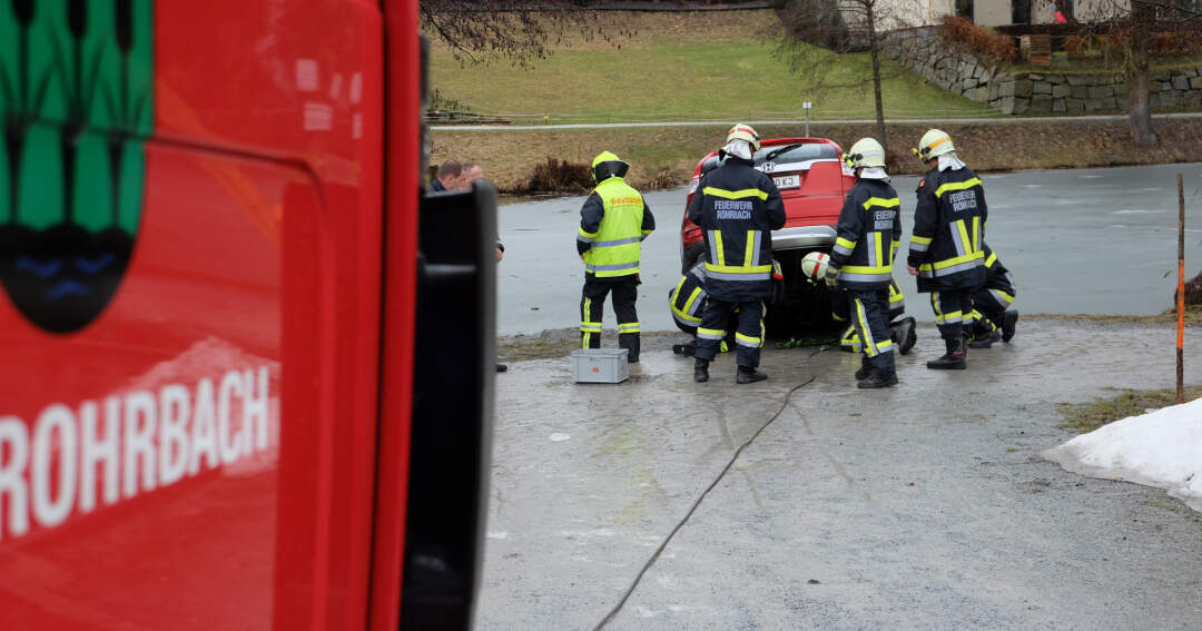 Titelbild: Fahrzeug stürzte mit Front in einen Teich
