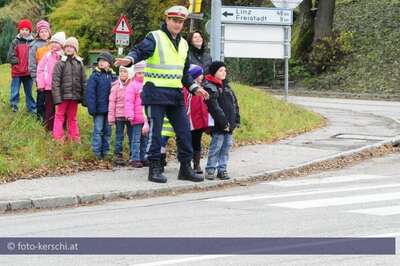 Zebrastreifen -Polizei leistet Präventionsarbeit foto-kerschi_10-11-2009_sicherheit_am_schutzweg_022.jpg