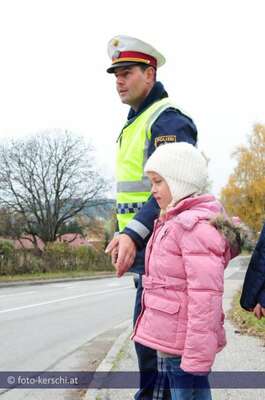 Zebrastreifen -Polizei leistet Präventionsarbeit foto-kerschi_10-11-2009_sicherheit_am_schutzweg_035.jpg