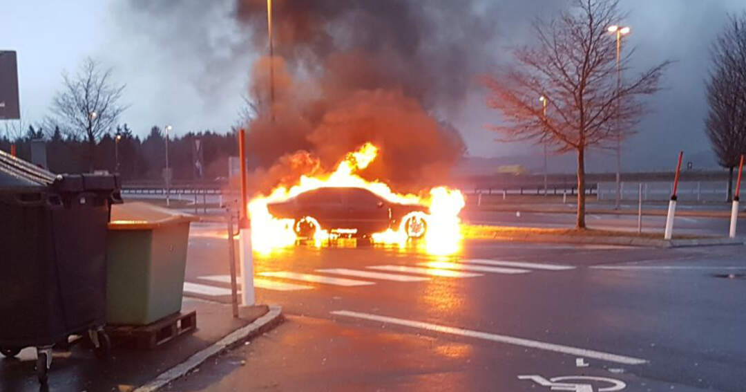 Kein Feuerlöscher zur Hand: Auto brannte auf Raststation aus