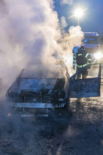Fahrzeugbrand beschäftigt Feuerwehr Enns foke_20180316_055300.jpg