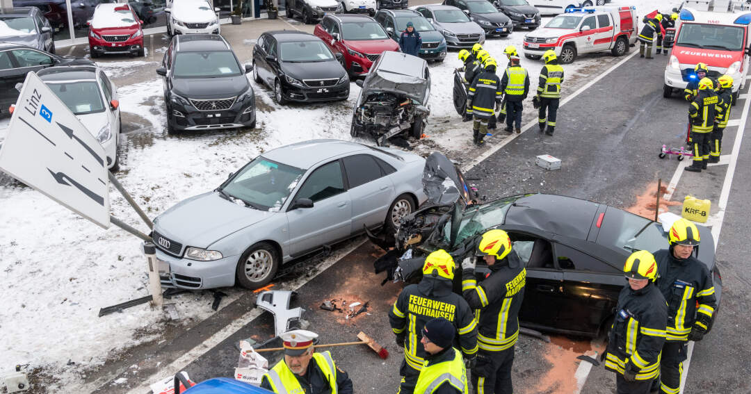 Titelbild: Drei beteiligte Fahrzeuge bei schweren Verkehrsunfall