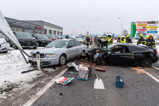 Drei beteiligte Fahrzeuge bei schweren Verkehrsunfall foke_20180319_071045_01.jpg