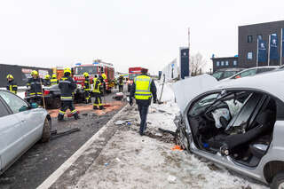 Drei beteiligte Fahrzeuge bei schweren Verkehrsunfall foke_20180319_071716.jpg