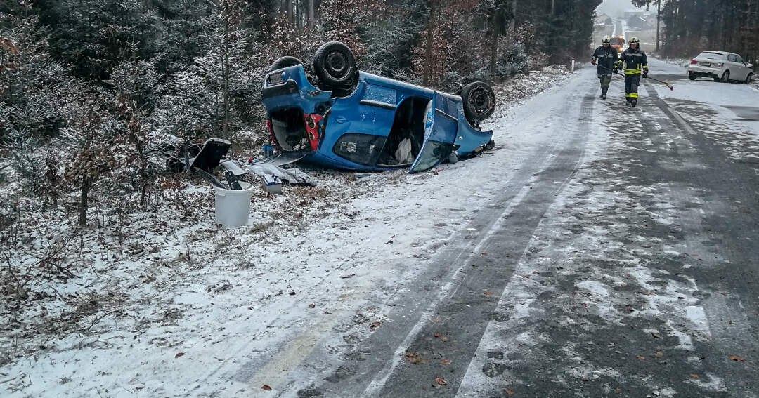 Titelbild: Sechs Verletzte bei Unfall auf schneeglatter Fahrbahn