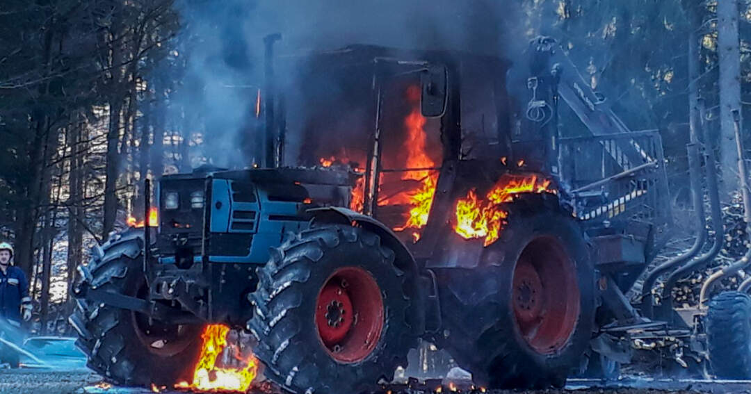 Titelbild: Traktor in Flammen aufgegangen