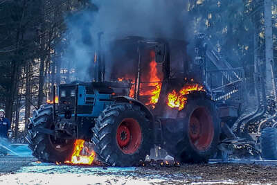 Traktor in Flammen aufgegangen foke_20180322_140851.jpg