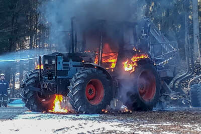 Traktor in Flammen aufgegangen foke_20180322_140905.jpg