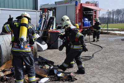 Brand eines Abfallcontainers in Irndorf Feuerwehr_Irndorf_01.jpg