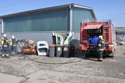 Brand eines Abfallcontainers in Irndorf Feuerwehr_Irndorf_02.jpg