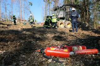 Brand einer Forstmaschine in einem Waldstück 5C172E41-57E5-428A-822E-80DF9965D0CD.jpeg