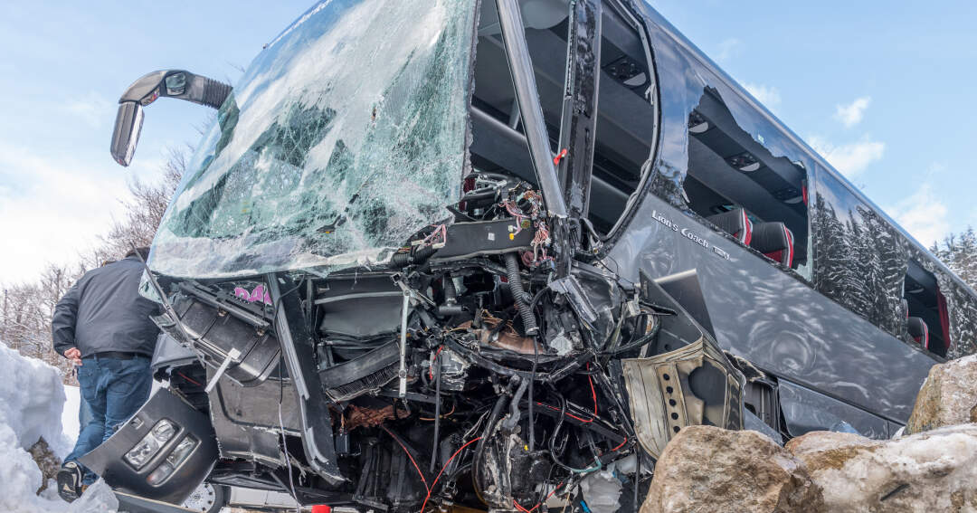 Titelbild: Unfall mit voll besetztem Bus am Pass Gschütt in OÖ