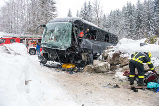 Unfall mit voll besetztem Bus am Pass Gschütt in OÖ foke_20180328_095910.jpg