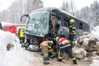 Unfall mit voll besetztem Bus am Pass Gschütt in OÖ foke_20180328_095942.jpg