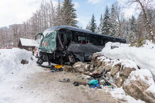 Unfall mit voll besetztem Bus am Pass Gschütt in OÖ foke_20180328_102100.jpg