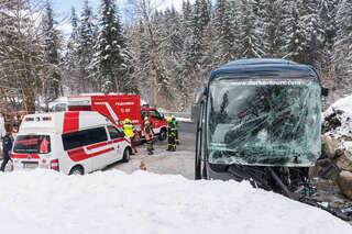 Unfall mit voll besetztem Bus am Pass Gschütt in OÖ foke_20180328_102346.jpg