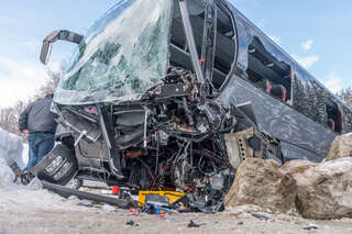 Unfall mit voll besetztem Bus am Pass Gschütt in OÖ foke_20180328_102635.jpg