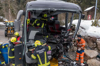 Unfall mit voll besetztem Bus am Pass Gschütt in OÖ foke_20180328_115907.jpg
