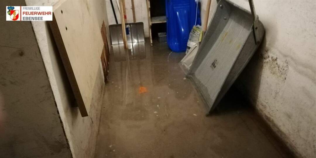 Keller eines Mehrparteienhauses stand unter Wasser