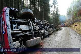 Holztransporter umgestürzt  Fahrer verletzt foto-kerschi_20091126_holztransporter.jpg
