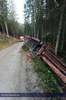 Holztransporter umgestürzt  Fahrer verletzt foto-kerschi_20091126_holztransporter_03.jpg