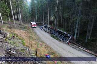 Holztransporter umgestürzt  Fahrer verletzt foto-kerschi_20091126_holztransporter_06.jpg