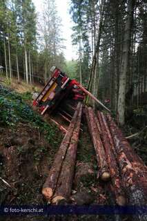 Holztransporter umgestürzt  Fahrer verletzt foto-kerschi_20091126_holztransporter_08.jpg