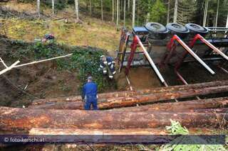 Holztransporter umgestürzt  Fahrer verletzt foto-kerschi_20091126_holztransporter_10.jpg