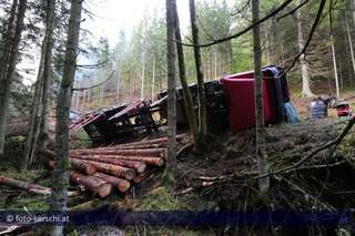 Holztransporter umgestürzt  Fahrer verletzt foto-kerschi_20091126_holztransporter_16.jpg