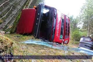 Holztransporter umgestürzt  Fahrer verletzt foto-kerschi_20091126_holztransporter_23.jpg