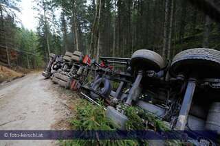 Holztransporter umgestürzt  Fahrer verletzt foto-kerschi_20091126_holztransporter_26.jpg