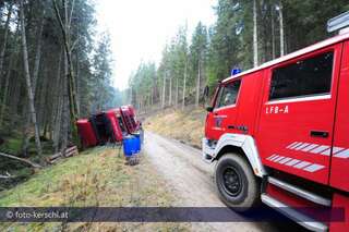 Holztransporter umgestürzt  Fahrer verletzt foto-kerschi_20091126_holztransporter_29.jpg