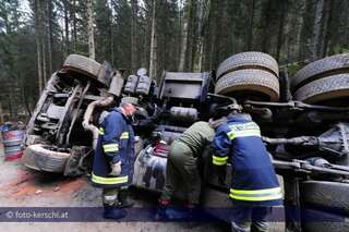 Holztransporter umgestürzt  Fahrer verletzt foto-kerschi_20091126_holztransporter_33.jpg
