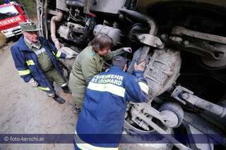 Holztransporter umgestürzt  Fahrer verletzt foto-kerschi_20091126_holztransporter_34.jpg