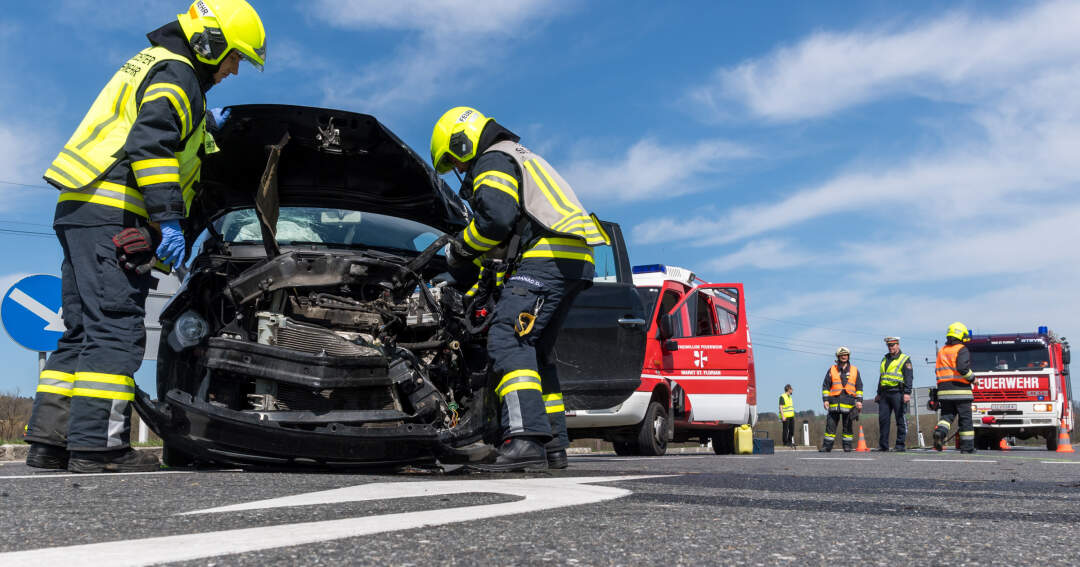 Titelbild: Zwei verletzte Frauen bei Verkehrsunfall in Sankt Florian
