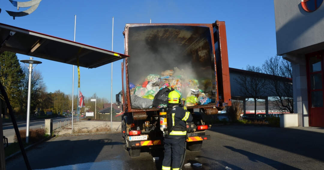 Müllmänner fuhren mit brennender Ladung zu Feuerwehr