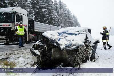 Schwerer Verkehrsunfall durch Neuschnee foto-kerschi_20091201_schwerer_verkehrsunfall_b38_35.jpg
