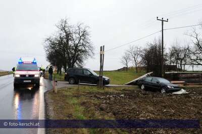Auto rammt Holzstoß  zwei Verletzte foto-kerschi_2009-12-01_auto_rammt_holzsto_02.jpg