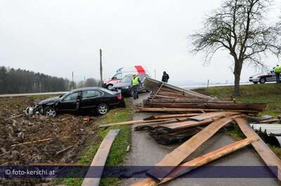 Auto rammt Holzstoß  zwei Verletzte foto-kerschi_2009-12-01_auto_rammt_holzsto_03.jpg