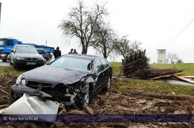 Auto rammt Holzstoß  zwei Verletzte foto-kerschi_2009-12-01_auto_rammt_holzsto_06.jpg