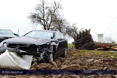 Auto rammt Holzstoß  zwei Verletzte foto-kerschi_2009-12-01_auto_rammt_holzsto_07.jpg