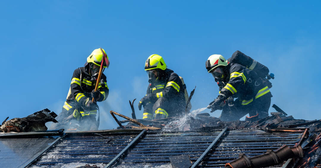 Titelbild: Feuerwehr bei Dachstuhlbrand im Einsatz