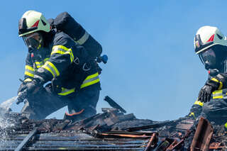 Feuerwehr bei Dachstuhlbrand im Einsatz foke_20180421_141044.jpg