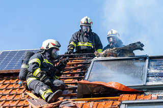 Feuerwehr bei Dachstuhlbrand im Einsatz foke_20180421_142037.jpg