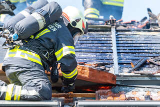 Feuerwehr bei Dachstuhlbrand im Einsatz foke_20180421_142252.jpg