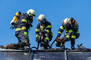 Feuerwehr bei Dachstuhlbrand im Einsatz foke_20180421_142641.jpg